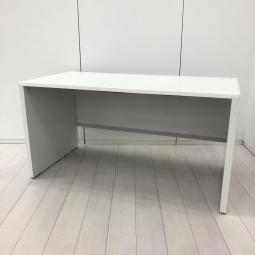 希少/パネル脚タイプ/オススメ　ウチダ(UCHIDA)製　スカエナ(SCAENA)シリーズ　平机　W1400×D700×H270 mm　■引き出し無し　■配線Kタイプ　■オフホワイト