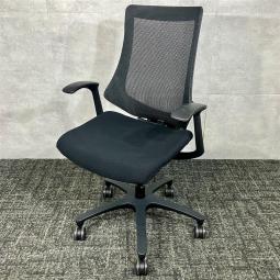 【中古】イトーキ f（エフ）メッシュ オフィスチェア KF-370JB-T1T1 ブラック 固定肘｜快適な座り心地と洗練されたデザイン！執務用・在宅ワークにもおすすめの高機能チェア｜中古オフィス家具をお探しならオフィスバスターズ福岡博多店へお気軽にお問い合わせください！