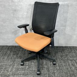 【中古】オカムラ Visconte（ヴィスコンテ） ハイバックオフィスチェア オレンジ×ブラック 可動肘｜鮮やかなカラーがオフィスを彩る！快適な座り心地の高機能チェア｜中古オフィス家具をお探しならオフィスバスターズ福岡博多店へお気軽にお問い合わせください！