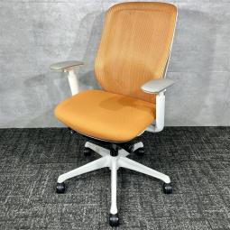 【中古】オカムラ Sylphy（シルフィー） C685XW FMR8 ハイバックオフィスチェア オレンジ 可動肘 ホワイトフレーム｜鮮やかなカラーでオフィスを明るく演出！人気の高機能メッシュチェア｜中古オフィス家具をお探しならオフィスバスターズ福岡博多店へお気軽にお問い合わせください！