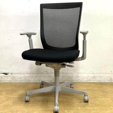 【在庫入替セール】オカムラ エスクード ハイバックモデル(メッシュタイプ) アジャストアーム付き ブラック×グレーフレーム 安定感のある機能面と座り心地