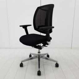 【シンプルながらスタイリッシュなオフィスチェア入荷！会議室や応接室にもおすすめ！】■プラス（PLUS）製　フォーサイト（Foresight）チェア　肘付ハイバック　背面メッシュ　■ランバーサポート付き　■ブラック