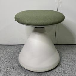 【さまざまなスペースをアイデアを生み出せる場所に変えるスツール！】■ファシス(FURSYS)製　CH0022シリーズ　スツール　■座面：グリーン/ベース：ホワイト