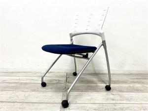 【定価約7万円】【フレキシブルに使える！平行ネスティングで省スペース化！】■イトーキ（ITOKI）製　マノス（MANOSS）シリーズ　ネスティングチェア　■座面：ネイビーブルー　背：オフホワイト