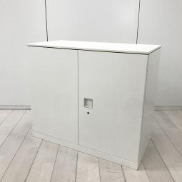 【人気のコンパクトサイズ!】窓下スペースにも設置できる!
■オカムラ/レクトライン/ホワイト 観音開き書庫 ホワイト 天板付き H780mm