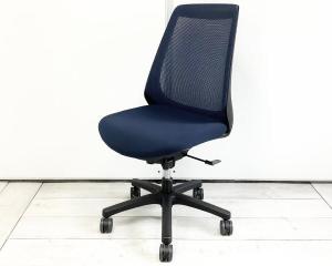 【理想的な作業姿勢をキープ！デスクに納まりの良いコンパクトメッシュチェア！】■イトーキ(ITOKI)製　ノナ(nona)チェア　ハイバック　肘なし　背面メッシュ　　■ネイビーブルー×ブラックシェル　【弊社使用欄：A01087125】