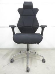 ☆人気のヘッドレスト付入荷！【折り紙の発想を生かしたデザイン！】■イトーキ　フリップフラップチェア　可動肘付　ブラック　ハンガー付　エクストラハイバック【ITOKI　FLIP FLAP】★