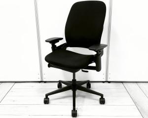■スチールケース（Steelcase）製　■リープV2チェア　■ハイバック肘付　■可動肘　■ブラック　※肘スレ有　【弊社使用欄：A01045818】【KN】