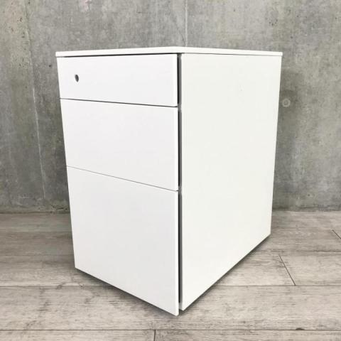 オカムラ製 プロユニット ホワイト W390xD580xH650サイズ シリンダー錠 正面に取っ手が無いフラットなデザイン! キャスター付でレイアウト変更がスムーズ! サイド把手ワゴン フリアド用ワゴン 3段ワゴン!!