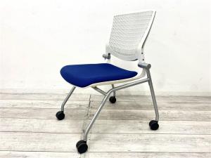 【定価約7万円】【使わない時は重ねて収納可能!定番良質ミーティングチェア】■オカムラ(okamura)製 グラータ(Grata)シリーズ ミーティングチェア ネスティング ■背面:ホワイトシェル×座面:ブルー