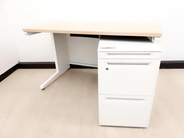 【定価約9万円】【ワイヤリング機能が充実!清潔感のあるホワイトカラーにおしゃれなナチュラル天板の平机+ワゴンセット!】■オカムラ(okamura)製 アドバンスシリーズ(ADVANCE) 平机+ワゴンセット(片袖机) 引き出し無し 幅1200㎜ ■天板:ナチュラル / 本体:ホワイト ※ワゴンは在庫状況によって変動致します。