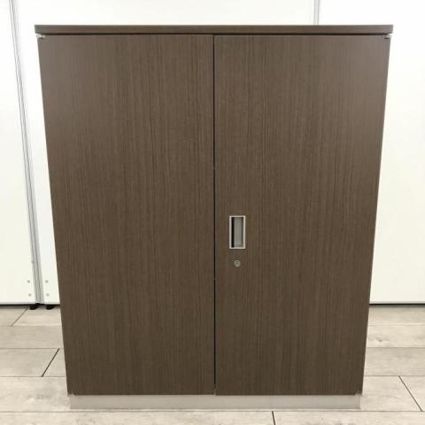 【フォーマルな空間にもフィット！】■イトーキ製　両開き書庫　ブラウン木目カラー　■スタイリッシュなデザイン！　※天板キズありのためお安く！【ABW】