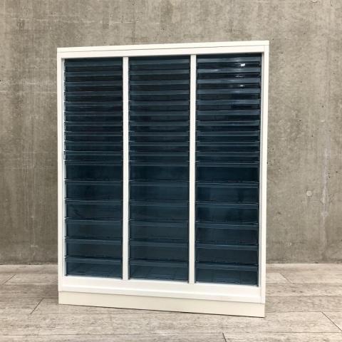 【書類・備品整理の必需品!使い勝手の良いクリスタルトレーが入荷!】■コクヨ(KOKUYO)製 エディアシリーズ クリスタルトレー ローキャビネット ■3列×浅型10段+深型6段 ■ベース / 天板付き ■ホワイト 【弊社使用欄:A01087350】