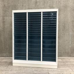 【書類・備品整理の必需品！使い勝手の良いクリスタルトレーが入荷！】■コクヨ（KOKUYO）製　エディアシリーズ　クリスタルトレー　ローキャビネット　■3列×浅型10段＋深型6段　■ベース / 天板付き　■ホワイト　【弊社使用欄：A01087350】