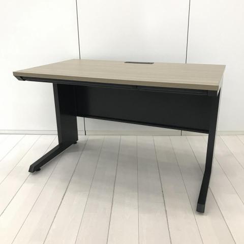 【定価約6万円】【希少なブラック基調の平机が入荷!定番サイズの幅1200㎜!シックなオフィスを作成したいお客様におすすめ!】■イトーキ(ITOKI)製 CZRシリーズ 平机 W1200×D700㎜ ■引き出し付き ■コンセントユニット付き ■天板:木目調ナチュラル/L字脚:ブラック