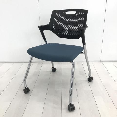 【小さめの肘がついたスタイリッシュなデザイン！】■オカムラ(okamura)製　パート(Part)シリーズ　スタッキングチェア　ミーテイングチェア　■キャスター付き　■座面：ブルー/背面樹脂メッシュ：ブラック【T7】