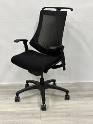 【在庫入れ替え】【姿勢の変化にフレキシブルに対応！スタイリッシュなデザインのメッシュチェア！】■イトーキ（ITOKI）　エフチェア　肘付きハイバック　メッシュバック　■肘有り　■黒　■ブラック※愛知※名古屋※豊田※三重