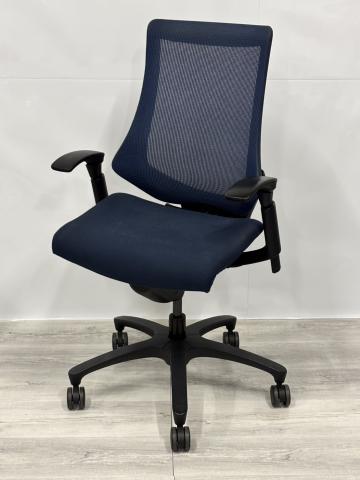 【訳アリ品】【姿勢の変化にフレキシブルに対応する高機能メッシュチェア！】■肘付ハイバック　■背面メッシュ　■ネイビーブルー×ブラックシェル　■事務椅子　■肘有り　■可動肘※愛知※名古屋※豊田※三重