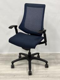【訳アリ品】【姿勢の変化にフレキシブルに対応する高機能メッシュチェア！】■肘付ハイバック　■背面メッシュ　■ネイビーブルー×ブラックシェル　■事務椅子　■肘有り　■可動肘※愛知※名古屋※豊田※三重