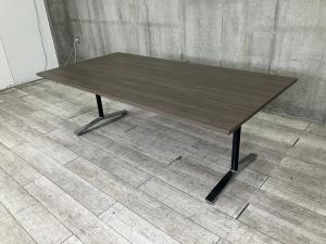 【7/24(金)入荷予定！】【横幅2100㎜タイプ！4～6人での会議におすすめ！】■ミーティングテーブル　会議テーブル　角テーブル　フリーアドレスデスク　■W2100×D1050×H720mm　■天板：木目ダーク　脚：T字脚　ブラック　≪リクルーティング・採用強化≫≪モチベーションUP・やる気向上≫≪ウェルビーイング≫