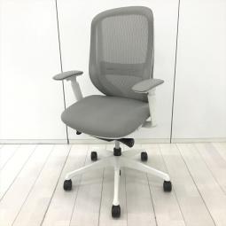 【前傾チルト機能付き！オカムラ製品で最も人気を集める高機能チェア！】■オカムラ(okamura)製　シルフィー(Sylphy)チェア　肘付ハイバック　背面メッシュ　■可動肘　■ランバーサポート付き　■ライトグレー×ホワイトシェル　【弊社使用欄：A01075380】