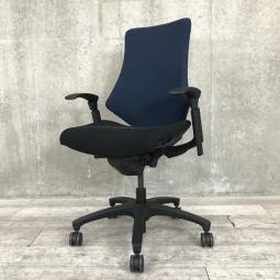 【在庫入替品】【17脚入荷】【姿勢の変化にフレキシブルに対応！】■イトーキ製　エフチェア　アジャスタブル肘　ネイビーブルー　■肩回りが快適！ストレッチしやすい！【T7】