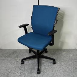 【長時間のデスクワークもランバーが快適にサポート！オカムラ製の人気チェアが入荷！】■オカムラ(okamura)製　エスクード(ESCUDO)チェア　肘付ハイバック　クッションタイプ　■可動肘　■ダークブルー×グレーシェル