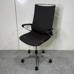 【グッドデザイン賞受賞！優しく包み込む座り心地！機能とデザイン性が融合した大人気チェアが入荷！】■オカムラ(okamura)製　モード(mode)チェア　肘付きハイバック　クロスバックタイプ　■固定肘(サークル肘)　■ブラック