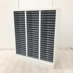 【書類・備品整理の必需品！珍しいクリトレが入荷！収納力抜群！】■コクヨ(KOKUYO)製　クリスタルトレイ　ローキャビネット　W900×D450×H1130㎜　■天板付き　■3列×浅型22段　■ホワイト