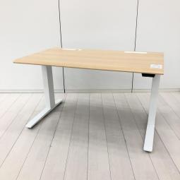 ■オカムラ(okamura)製　スイフト(Swift)シリーズ　電動昇降デスク　昇降テーブル　平机　W1150×D675×H650～1250㎜　■配線口　■天板：木目ナチュラル・L脚：ホワイト