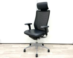 【限定1脚】■Okamura/オカムラ　■コーラル　■ブラック（black）　■肘付き/可動肘　■ランバーサポート・ヘッドレスト付き　■ハイバック　■背面/メッシュ　■座面/レザー　■オススメ/人気/定番商品　※レザーに若干の使用感がございます。　【弊社使用欄：A01084627】