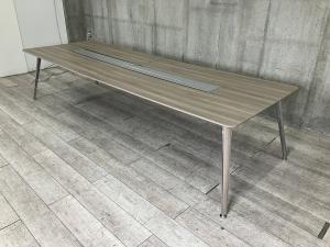 【働き方やレイアウトなどあらゆる変化に対応！シンプルで美しいワークスペースで作業効率アップ！】【オカムラ製！長期使用にも安心の品質 ！】■オカムラ（okamura）製　プリシード（PRECEDE）シリーズ　四つ脚　W3200×D1100×H720mm　 ■配線ダクト付き　■天板：ナチュラル木目【8×8】【関東倉庫在庫品】【弊社使用欄：A01086518】
