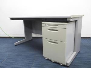 コストパフォーマンス抜群のビジネスデスク！広く使える幅1400㎜のスタンダードな平デスクが入荷！起業や移転時におススメ！平デスク+ワゴンの疑似片袖机セット/オススメ(おすすめ) /人気商品※ワゴンは在庫状況によりメーカー、シリーズが変動する場合がございます。 /■イトーキ(ITOKI)製　CZシリーズ /　平机　W1400㎜　引き出し付　■ホワイト/オススメ(おすすめ) /人気商品【弊社使用欄：A01088682】