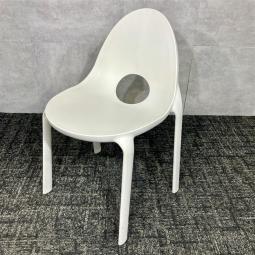 【中古】オカムラ ORSA（オルサ） ミーティングチェア ホワイトカラー｜会議室・ラウンジ・待合スペースにおすすめのデザインチェア｜中古オフィス家具をお探しならオフィスバスターズ福岡博多店へお気軽にお問い合わせください！
