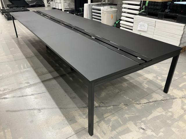【オフィスのイメージを一新!】■幅4200mm ■オカムラ製 フリーアドレスデスク マニフィールドシリーズ ■オールブラックで高級感のある配色です!【関東倉庫在庫品】【8×8】