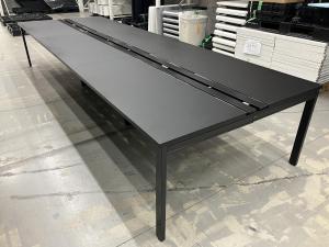 【オフィスのイメージを一新！】■幅4200mm　■オカムラ製　フリーアドレスデスク　マニフィールドシリーズ　■オールブラックで高級感のある配色です！【関東倉庫在庫品】【8×8】