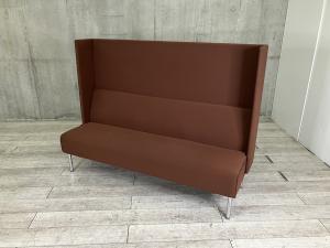 【2～3人用ソファ】【レイアウト次第でオフィスのあらゆるシーンで活躍！ミーティングブース、休憩スペースなどに】■オカムラ製　3人用ソファー　■サイドパネルタイプ　■ブラウン【ABW商材】【関東倉庫在庫品】【弊社使用欄：A01078145】
