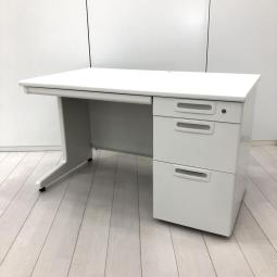 【収納も充実で使いやすい！定番の人気サイズがホワイトカラーで入荷！！】■プラス（PLUS）製　LAデスクシリーズ　片袖机　W1200×D700×H700㎜　■配線口　■シリンダー錠　■ホワイト