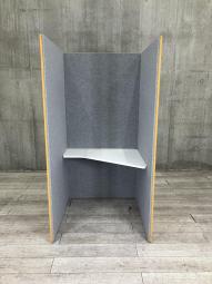 【ワーカーの集中力を高める、省スペースなワークブース！】【右開口】■オカムラ製・ドレープ（drape）　■話題のABW商品！新しいワークスタイルとして注目されています！　■配線ユニット付きで便利！出入りのしやすいコの字形状タイプ　■ホワイトカラーのオフィス家具とも相性が合う優しいイエローカラーです！【ABW商材】【関東倉庫在庫品】【弊社使用欄：A01088996】