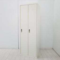 【ゆとりのある収納スペース！衣類や個人の荷物・貴重品の管理にオススメ！】■オカムラ（okamura）製　2人用更衣ロッカー　W605×D515×H1790mm　■シリンダー錠　■ホワイト