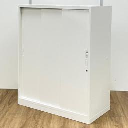 【8/6(木)入荷予定！】【鍵作成可能！】【物が取り出しやすい3枚引き違いタイプ！開閉スペースに困らない！】■オカムラ(okamura)製　レクトラインシリーズ　引違い書庫　3枚引き戸　ローキャビネット　■シリンダー錠　■ホワイト　■ベース付き　≪リクルーティング・採用強化≫≪モチベーションUP・やる気向上≫≪ウェルビーイング≫