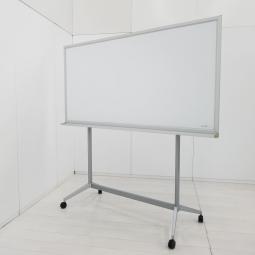 【中古での入荷は珍しいメーカー製のデザインホワイトボード！】■コクヨ(KOKUYO)製　　自立式　片面タイプ　■W1800×H1800㎜(ホワイトボードのみの寸法：W1800×H930㎜)　■キャスター付き　■ホワイト　【弊社使用欄：A01089950】