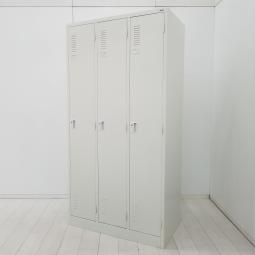 【ゆとりのある収納スペース！　衣類や個人の荷物の管理に3人用更衣ロッカー！増員にもオススメ！】■プラス(PLUS)製　LK2ロッカーシリーズ　3人用ロッカー　更衣用ロッカー　W900×D515㎜　■ライトグレー　■シリンダー錠　【弊社使用欄：A01086929】