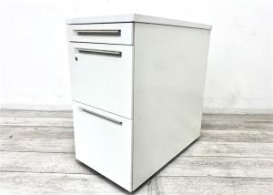 【定価約９万円】　【高さ720ｍｍホワイトカラー3段脇机の入荷です】■オカムラ/アドバンス　■3段脇机　■ホワイト　■ｗ400　Ｄ700　Ｈ720
