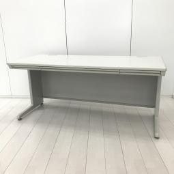 【ゆとりのあるワークスペースで作業効率アップ！上長席にもお勧めサイズのスタンダードデスク！】■オカムラ(okamura)製　SD-Vシリーズ　平机　W1600×D700㎜　■配線口　■グレー