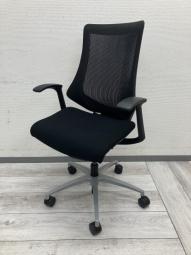 【イトーキ　エフメッシュチェアが入荷しました！！】■オフィスバスターズ梅田本店　※実物コートハンガー付き