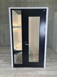【オンライン会議・作業に便利なテーブル付きのセミワークブース！】■コマニー製　コンフォートクラス　リモートキャビン（Remote cabin）　セミクローズ型1人用ワークブース　　■天井オープンタイプ　照明・コンセント付き　■レバーハンドル　■本体：ホワイト【ABW商材】【BB】【関東倉庫在庫品】【弊社使用欄：A01075383】