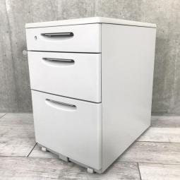 ●オカムラ製　SD　ライトグレー　キャスター付き　W395xD580xH600サイズ　シリンダー錠　天板の把手とキャスターで移動がらくらく！　シンプルでスタンダードな3段ワゴン！　デスクインワゴン　3段ワゴン！！