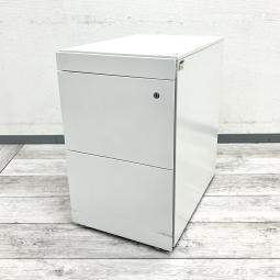 【人気のインステートシリーズ！収納力抜群の3段ワゴン！】

■イトーキ製　インステートシリーズ　3段ワゴン　ホワイト
■書類や文具、小物類をすっきり収納！
■デスク下に収まる便利なインサイドワゴン！傷があるため、お買い得価格でご提供します！【ITOKI INSTATE】
■愛知・岐阜・三重・静岡のお客様は是非岐阜店までお問い合わせください! WEBには記載しきれていない商品がございます。お探しの物も一緒にお探ししご提案いたします。
