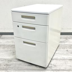 【スリム設計でデスク下を有効活用！人気の3段ワゴン！】

■コクヨ製　BSシリーズ　3段ワゴン　W290×D600×H610mm　ホワイト
■書類や文具、小物類をすっきり収納！
■スリムな幅290mm設計で省スペースにも最適。A4ファイルも収納できる使い勝手の良いインサイドワゴンです！【KOKUYO BS】
■愛知・岐阜・三重のお客様は是非岐阜店までお問い合わせください! WEBには記載しきれていない商品がございます。お探しの物も一緒にお探ししご提案いたします。